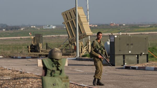 Un soldat israélien garde un système de défense aérienne Dôme de Fer déployé dans les hauteurs du Golan sous contrôle israélien près de la frontière avec la Syrie, le 20 janvier 2015 - Sputnik Afrique