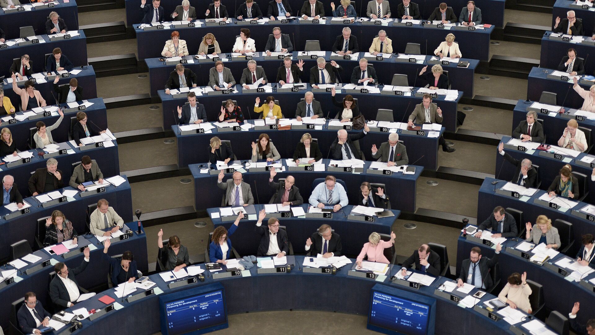 Members of the European Parliament take part in a voting session on May 19, 2015, in the European Parliament in Strasbourg, eastern France - Sputnik Afrique, 1920, 20.01.2022
