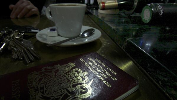 Un passeport britannique européen sur une table de café à Paris - Sputnik Afrique