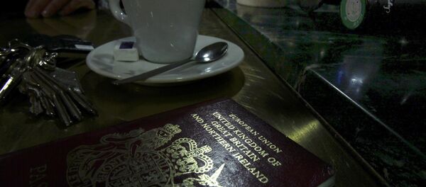 Un passeport britannique européen sur une table de café à Paris - Sputnik Afrique