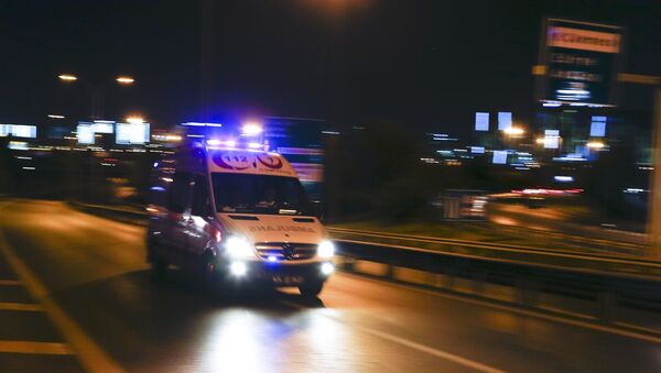 An ambulance arrives at the Ataturk airport in Istanbul - Sputnik Afrique