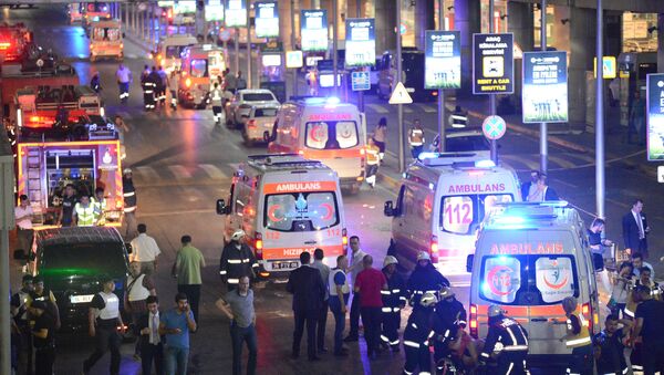 Paramedics help casualties outside Turkey's largest airport, Istanbul Ataturk, Turkey, following a blast, June 28, 2016. - Sputnik Afrique