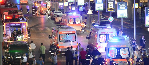 Paramedics help casualties outside Turkey's largest airport, Istanbul Ataturk, Turkey, following a blast, June 28, 2016. - Sputnik Afrique