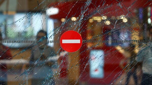 A broken window is seen at Turkey's largest airport, Istanbul Ataturk, Turkey, following yesterday's blasts June 29, 2016. - Sputnik Afrique