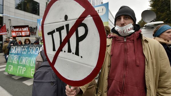 Protestors demonstrate against the free trade agreements TTIP (Transatlantic Trade and Investment Partnership) and CETA (Comprehensive Economic and Trade Agreement) during an EU summit in Brussels, Belgium on Thursday, Oct. 15, 2015 - Sputnik Afrique