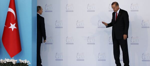 Russia's President Vladimir Putin (L) turns back to talk to Turkey's President Tayyip Erdogan during a welcoming ceremony at the Group of 20 (G20) leaders summit in the Mediterranean resort city of Antalya, Turkey, - Sputnik Afrique