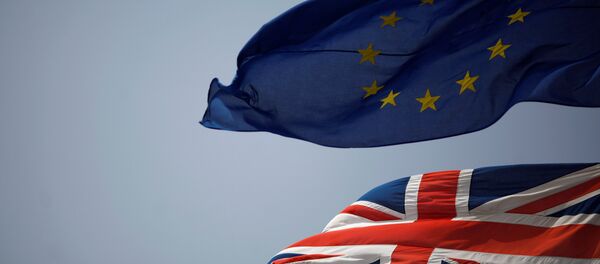 Les drapeaux européen et britannique - Sputnik Afrique