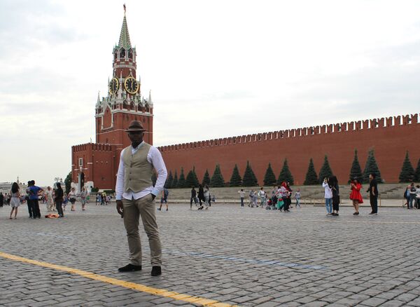 Léopold Tchape Sidjui, soliste du groupe Maroussia, sur la place Rouge - Sputnik Afrique