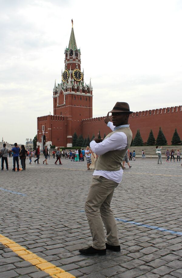 Léopold Tchape Sidjui, soliste du groupe Maroussia sur la place Rouge - Sputnik Afrique