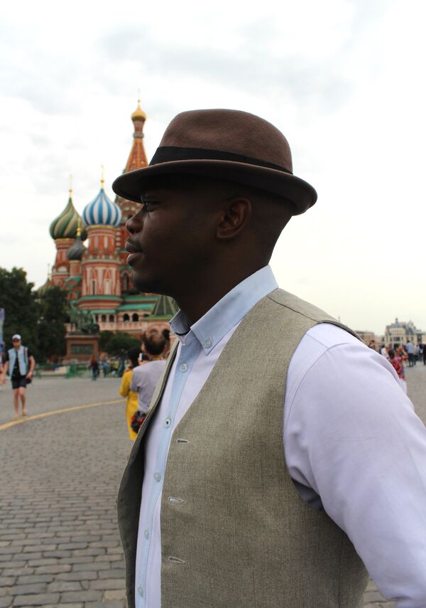 Léopold Tchape Sidjui, soliste du groupe Maroussia devant la cathédrale Saint-Basil sur la place Rouge à Moscou - Sputnik Afrique