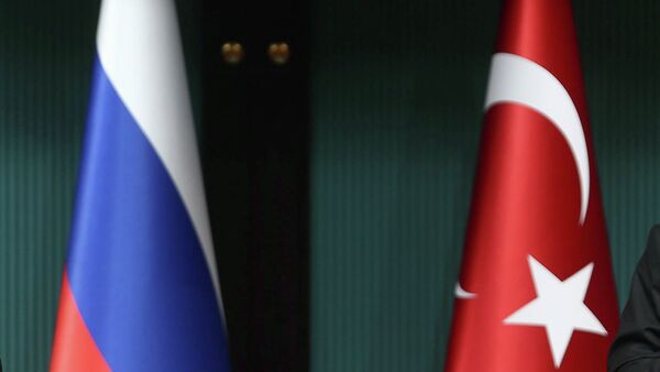 Turkish President Recep Tayyip Erdogan (R) and Russian President Vladimir Putin (L) hold a joint press conference at Turkey's Presidential Palace in Ankara - Sputnik Afrique