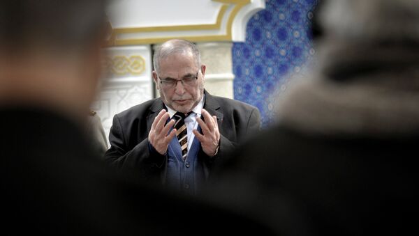 The Rector of Lyon's mosque Kamel Kabtane prays on March 18, 2013 at Lyon's Grand Mosque, southeastern France, during a memorial ceremony for the seven people killed a year ago in Toulouse and Montauban by self-proclaimed Islamic extremist Mohamed Merah. - Sputnik Afrique