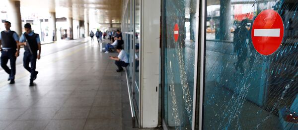 Police officers patrol at Turkey's largest airport, Istanbul Ataturk, following yesterday's blast, June 29, 2016. - Sputnik Afrique