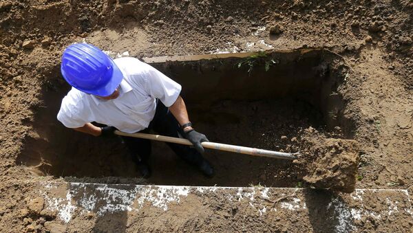 A gravedigger takes part in the first Hungarian grave digging championship in Debrecen, Hungary, June 3, 2016 - Sputnik Afrique