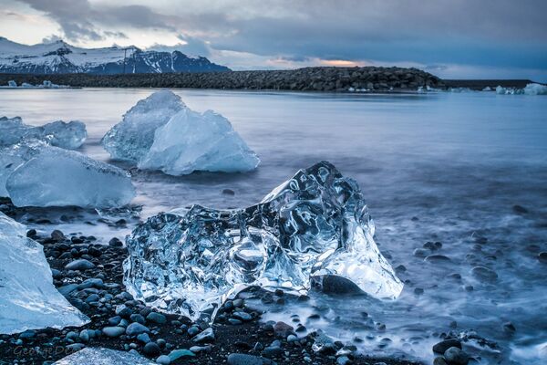 Il y a beaucoup de lacs en Islande sur lesquels on peut voir des blocs de glace. C’est un spectacle surprenant et un peu surréaliste. - Sputnik Afrique
