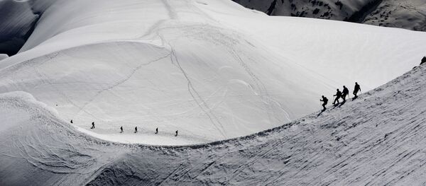 Альпинисты в окрестностях горы Монблан во французских Альпах - Sputnik Afrique