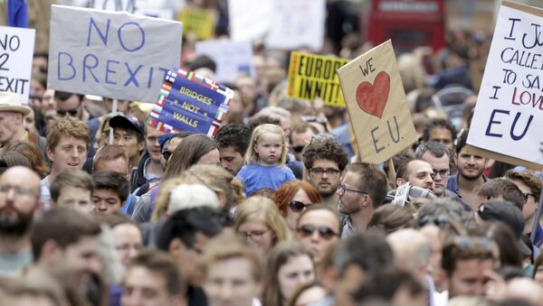 Les gens tiennent des banderoles lors d'une manifestation Marche pour l'Europe contre la décision de la Grande-Bretagne de quitter l'Union européenne, dans le centre de Londres, Royaume-Uni le 2 juillet, 2016 - Sputnik Afrique