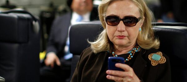 Clinton est de retour, mais pourquoi ces lunettes noires? - Sputnik Afrique