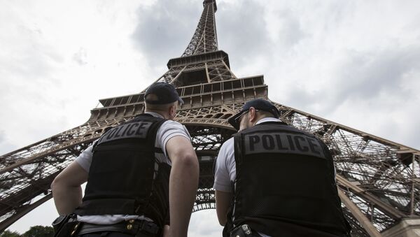 French riot police officers patrol under the Eiffel Tower, near the entrance of the soccer fan zone, prior to the Euro 2016 Group A soccer match between France and Romania, in Paris, Friday, June 10, 2016 - Sputnik Afrique