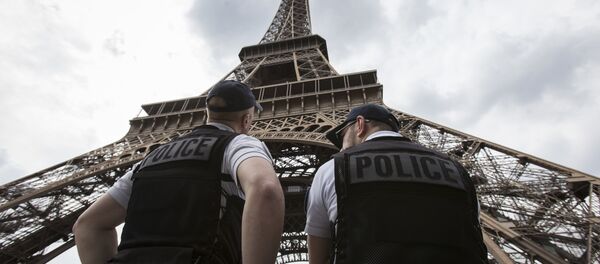 French riot police officers patrol under the Eiffel Tower, near the entrance of the soccer fan zone, prior to the Euro 2016 Group A soccer match between France and Romania, in Paris, Friday, June 10, 2016 French riot police officers patrol under the Eiffel Tower, near the entrance of the soccer fan zone, prior to the Euro 2016 Group A soccer match between France and Romania, in Paris, Friday, June 10, 2016 - Sputnik Afrique