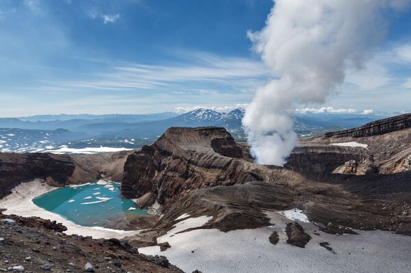 Le complexe volcanique Goreli situé au sud de la péninsule du Kamchatka Le complexe volcanique Goreli situé au sud de la péninsule du Kamchatka - Sputnik Afrique