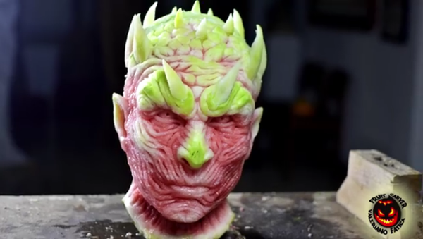 Le visage d'un personnage de Game Of Thrones sculpté grâce à une pastèque - Sputnik Afrique