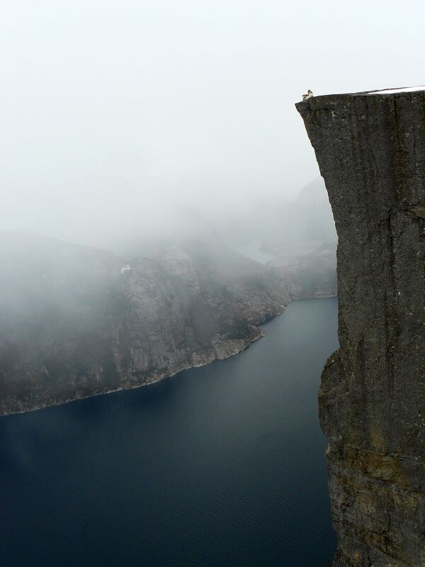 Une vue incroyable apparaît depuis la falaise au-dessus du fjord. Pour cela, le rocher est connu comme l’une des curiosités naturelles principales de Norvège. - Sputnik Afrique