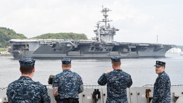 US Navy servicemen see off the nuclear-powered aircraft carrier USS George Washington as it leaves the US naval base in Yokosuka, 60 kms south of Tokyo, for the last time for refueling and complex overhaul on May 18, 2015. - Sputnik Afrique