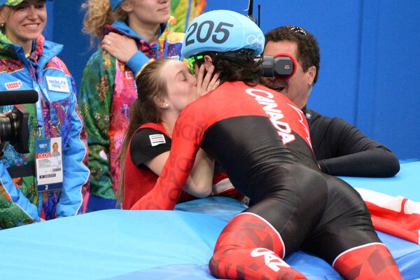 Le patineur de vitesse canadien sur piste courte Charles Hamelin embrasse sa copine après l’obtention de la médaille d’or lors des 22e Jeux olympiques à Sotchi. - Sputnik Afrique