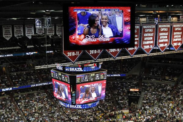 Le président américain Barack Obama et son épouse Michelle sur les écrans du Kiss cam lors du match de basket-ball opposant les équipes des Etats-Unis et du Brésil lors des Jeux olympiques de 2012. - Sputnik Afrique