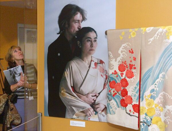 Une photo de John Lennon et Yoko Ono dans une exposition aux Etats-Unis. - Sputnik Afrique