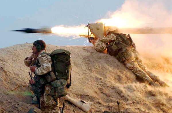 Des soldats des Royal Marines tirant des missiles antichars sur les positions irakiennes. - Sputnik Afrique