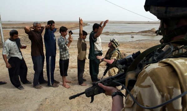 Des soldats britanniques contrôlant des Irakiens à l’entrée de la ville de Bassora. - Sputnik Afrique