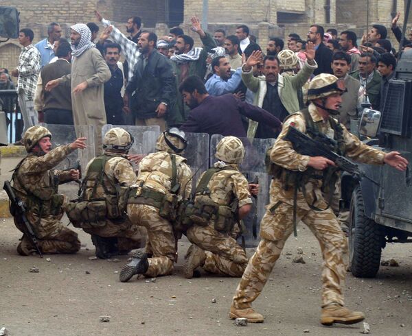 Des militaires britanniques lors de manifestations dans la ville de Bassora, en Irak. - Sputnik Afrique