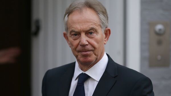 Former British Prime Minister Tony Blair leaves his home in London on July 6, 2016 - Sputnik Afrique