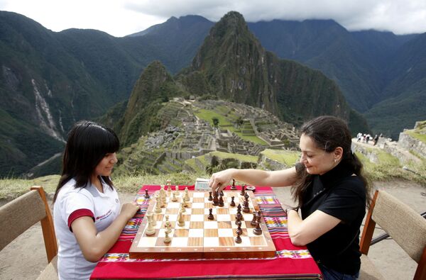 Le champion du monde d’échecs russe Alexandre Kostenuyk et la championne du monde du Pérou Cori T. Deysi jouent dans la citadelle inca de Machu Picchu au Pérou. - Sputnik Afrique