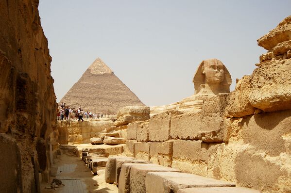 La grande pyramide de Gizeh, la pyramide de Khéops et le sphinx de Gizeh en Égypte. La pyramide de Kheops s'est vu octroyer un statut spécial et fut retirée de la liste de vote. - Sputnik Afrique