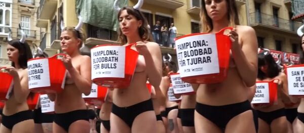 Les filles dénudées déclarent une guerre à la corrida - Sputnik Afrique