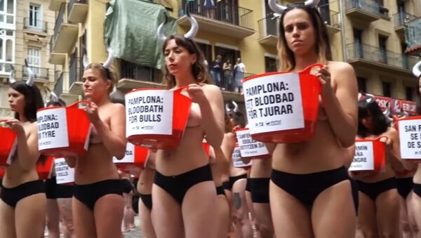 Les filles dénudées déclarent une guerre à la corrida - Sputnik Afrique