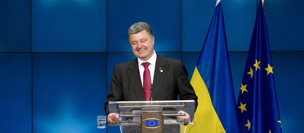 Ukraine President Petro Poroshenko smiles as he gives a press conference on the sidelines of of the EU Council in Brussels (File) Ukraine President Petro Poroshenko smiles as he gives a press conference on the sidelines of of the EU Council in Brussels (File) - Sputnik Afrique