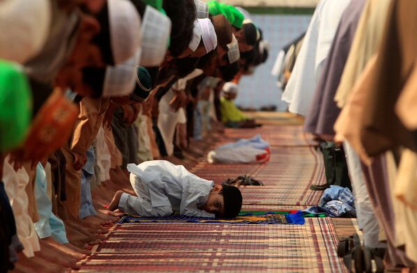 Un garçon lors de la fête de l’Aïd el-Fitr dans la mosquée de Jama Masjid au Pakistan. - Sputnik Afrique