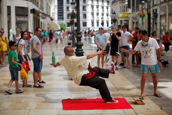 Un artiste de rue lors de sa performance dans la ville espagnole de Malaga. - Sputnik Afrique