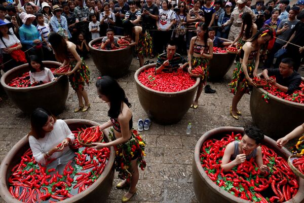 Un concours d’ingestion de poivron rouge en Chine. - Sputnik Afrique