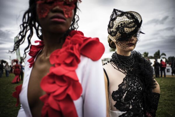 Des mannequins en costumes avant une course hippique à Durban en Afrique du Sud. - Sputnik Afrique