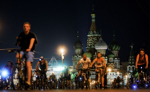 Une vélo-parade de nuit sur la place Rouge. - Sputnik Afrique