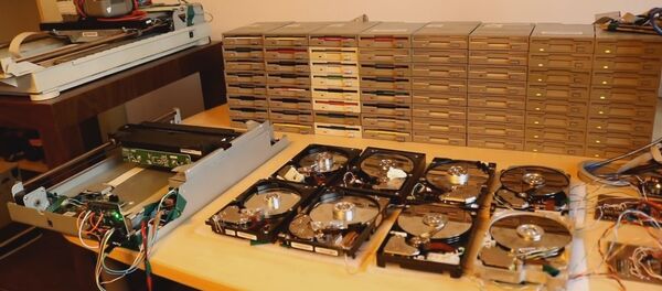 Des disquettes et des disques durs interprètent Smells Like Teen Spirit Des disquettes et des disques durs interprètent Smells Like Teen Spirit - Sputnik Afrique