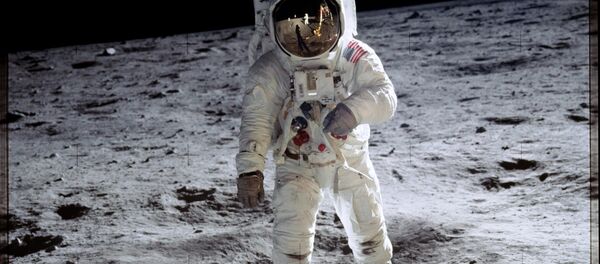 Astronaut Buzz Aldrin walks on the surface of the moon near the leg of the lunar module Eagle during the Apollo 11 mission. - Sputnik Afrique