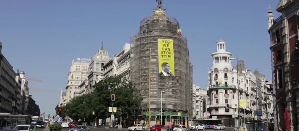 Greenpeace placarde une affiche contre le TTIP dans le centre de Madrid - Sputnik Afrique