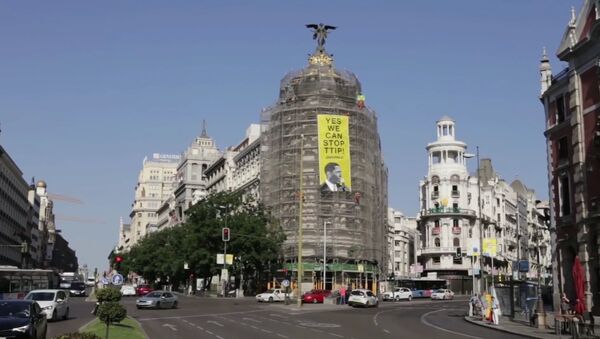 Greenpeace placarde une affiche contre le TTIP dans le centre de Madrid - Sputnik Afrique