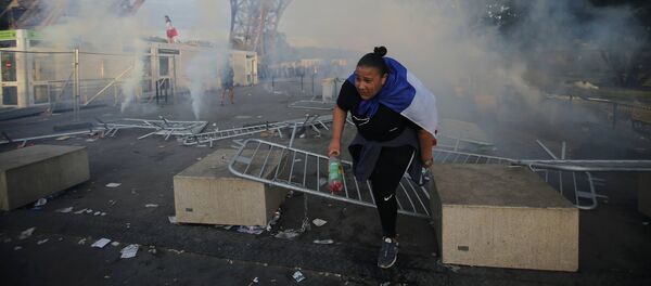Tear gas floats in the air near the Eiffel Tower near the Paris fans zone before the start of the Portugal v France EURO 2016 final soccer match, at the Eiffel Tower in Paris, France, July 10, 2016. - Sputnik Afrique